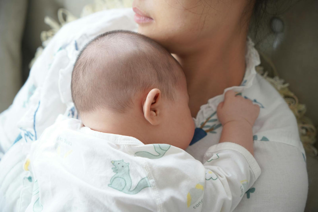 Nouveau-né physiologiquement positionné contre sa mère
