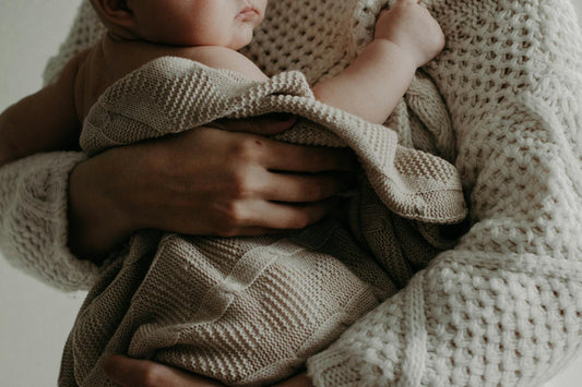 Bébé enveloppé dans une écharpe de portage