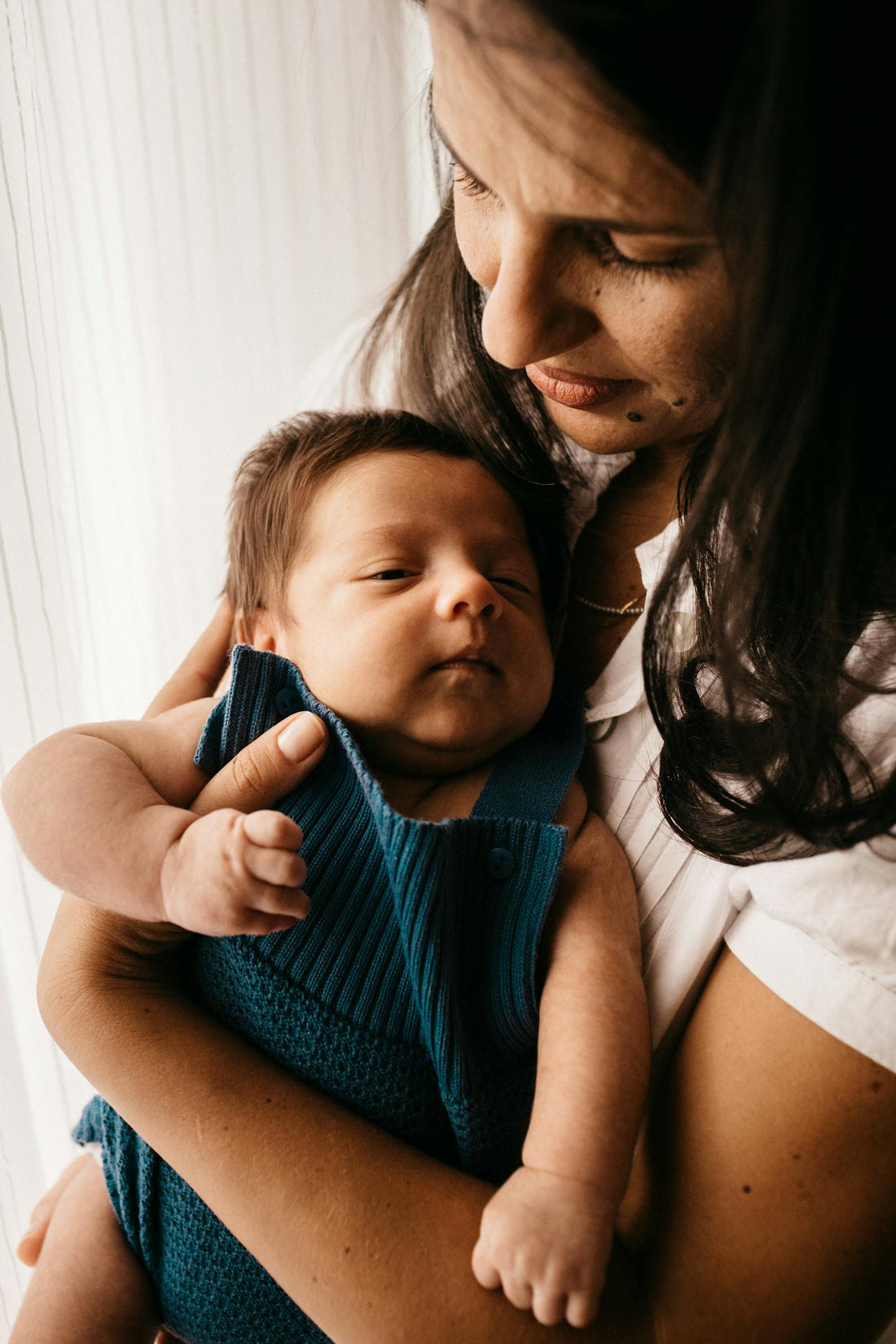 Mère avec son bébé en porte-bébé, comparatif porte-bébé