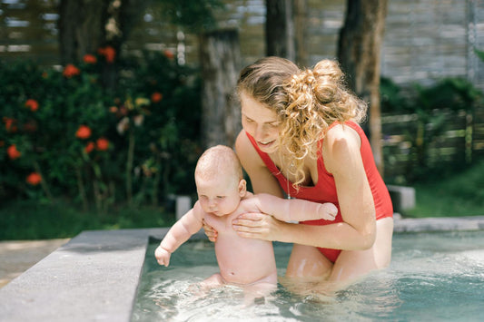 Mère et bébé en été, environnement frais