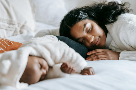 Mère et bébé endormis ensemble