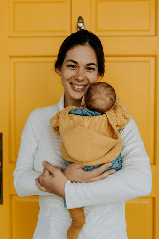 Bébé éveillé dans les bras de sa mère