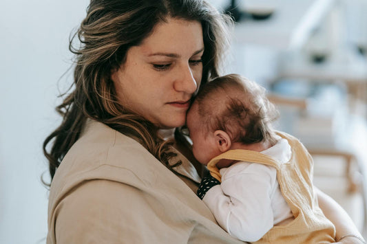 Mère portant bébé sur la hanche