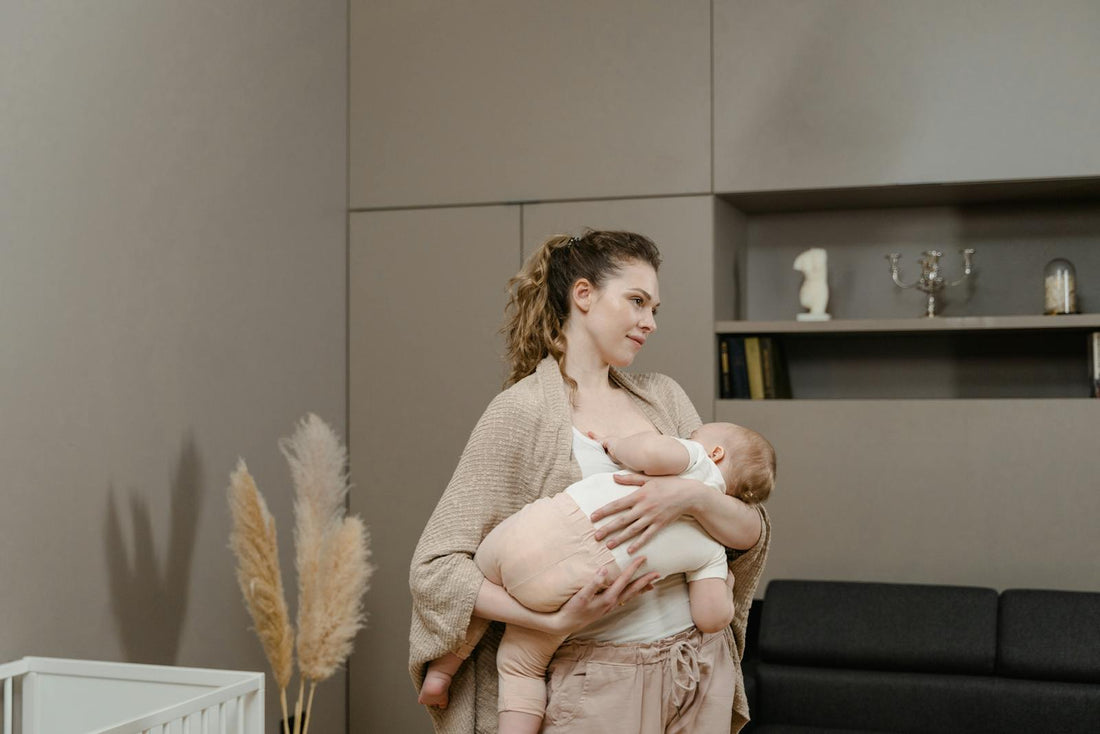 Mère allaitant son bébé
